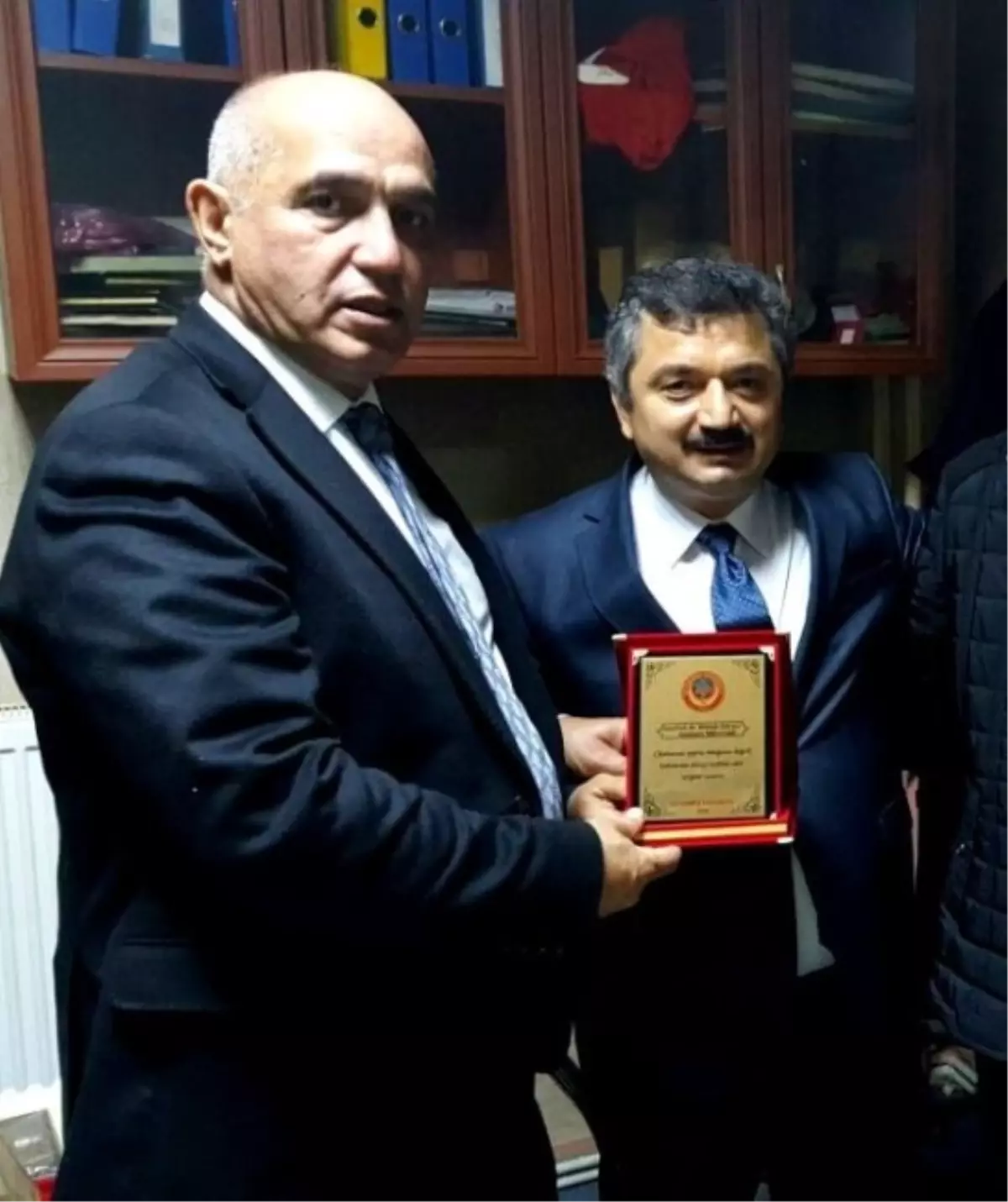 Milletvekili Ilıcalı\'yı Duygulandıran Plaket