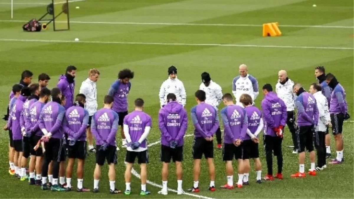 Real Madrid\'den Chapecoense İçin Saygı Duruşu