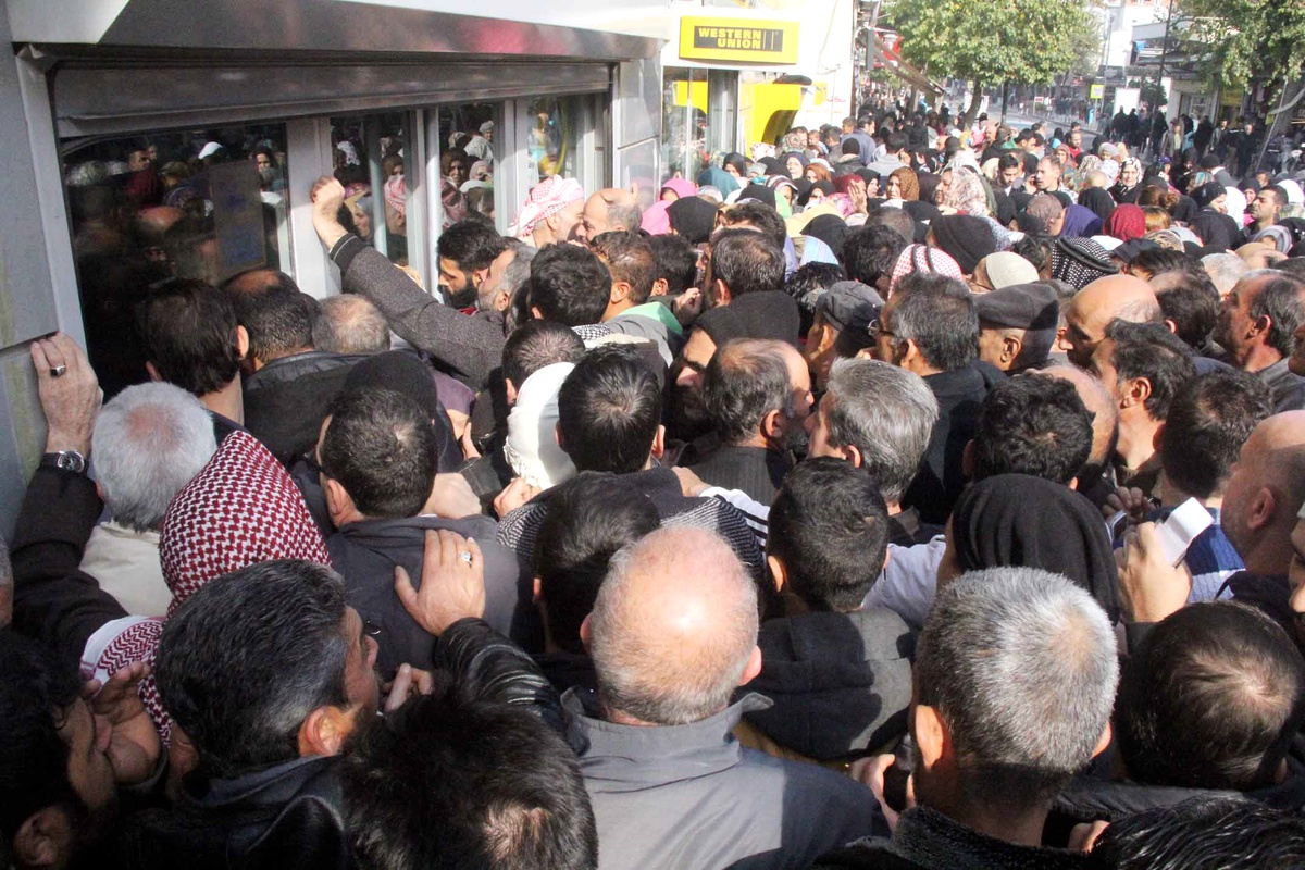 Şanlıurfa\'da Suriyelilerin Yardım İzdihamı