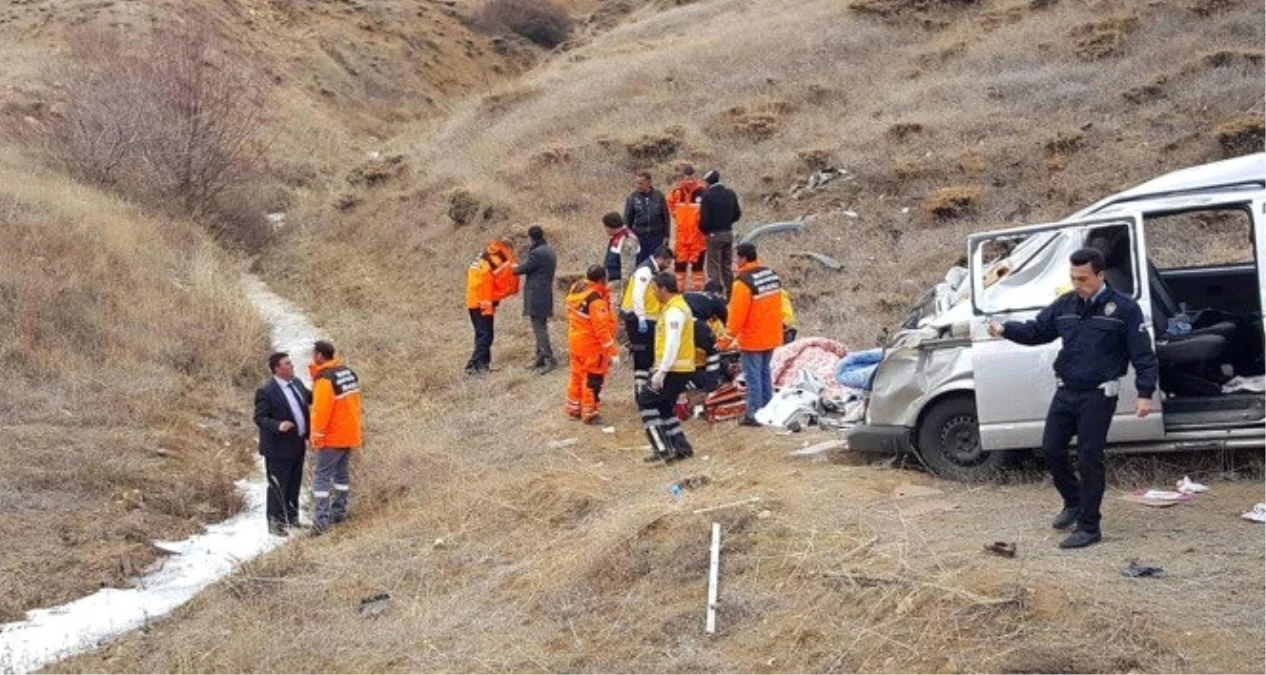 Sivas\'ta Hafif Ticari Araç Şarampole Devrildi: 1 Ölü, 6 Yaralı