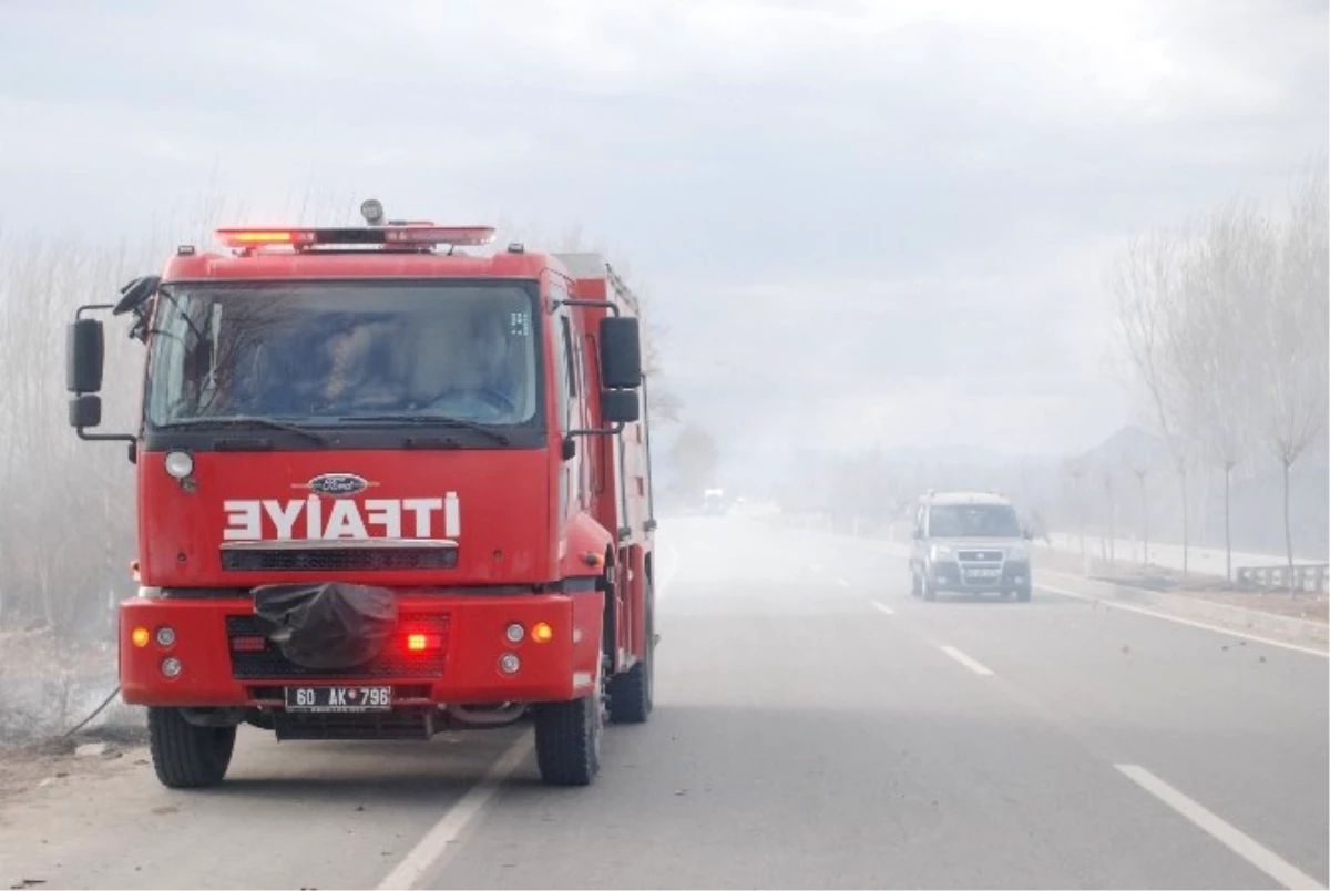 Tokat\'ta Anız Yangını Sürücülere Zor Anlar Yaşattı