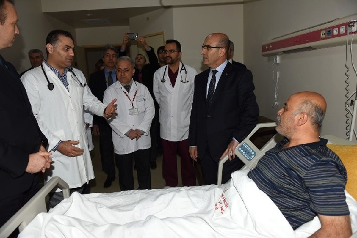 Vali Demirtaş, Saldırıda Kalp Krizi Geçiren Valilik Çalışanı Aktaş\'a Moral Verdi