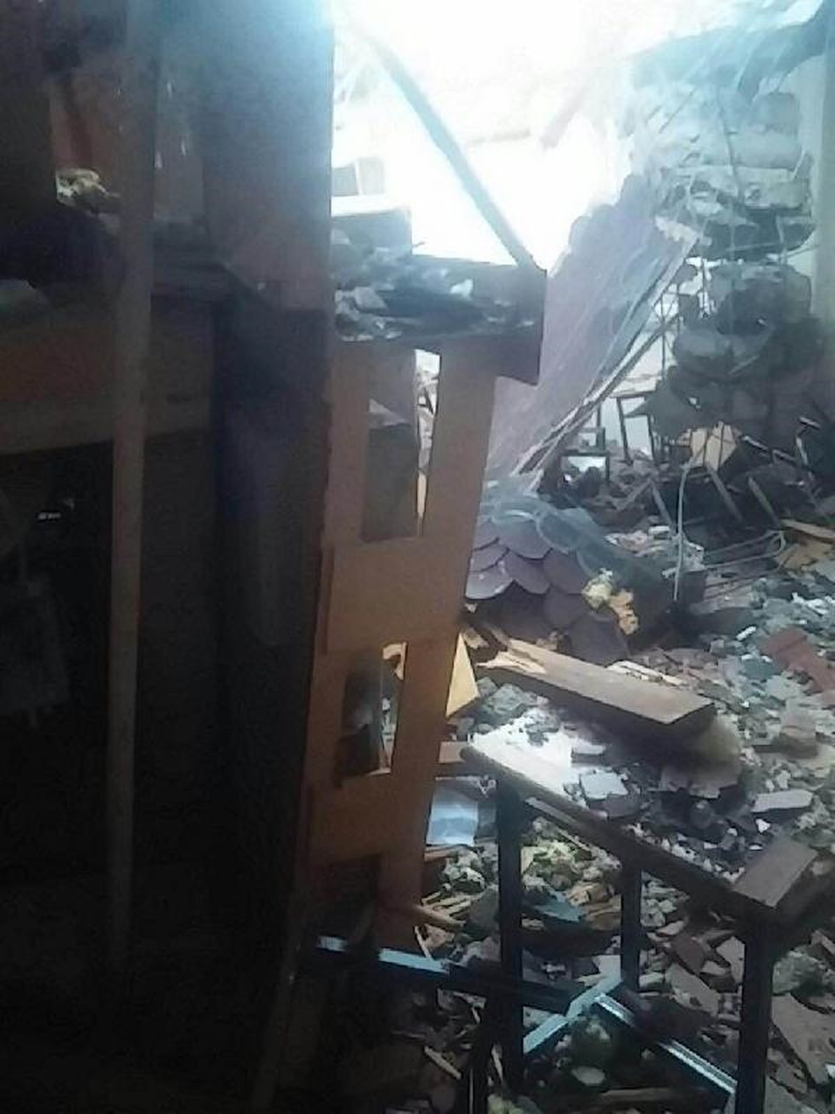 Üzerine Vinç Devrildi Okulun Çatısı Yıkıldı, Su Bastı