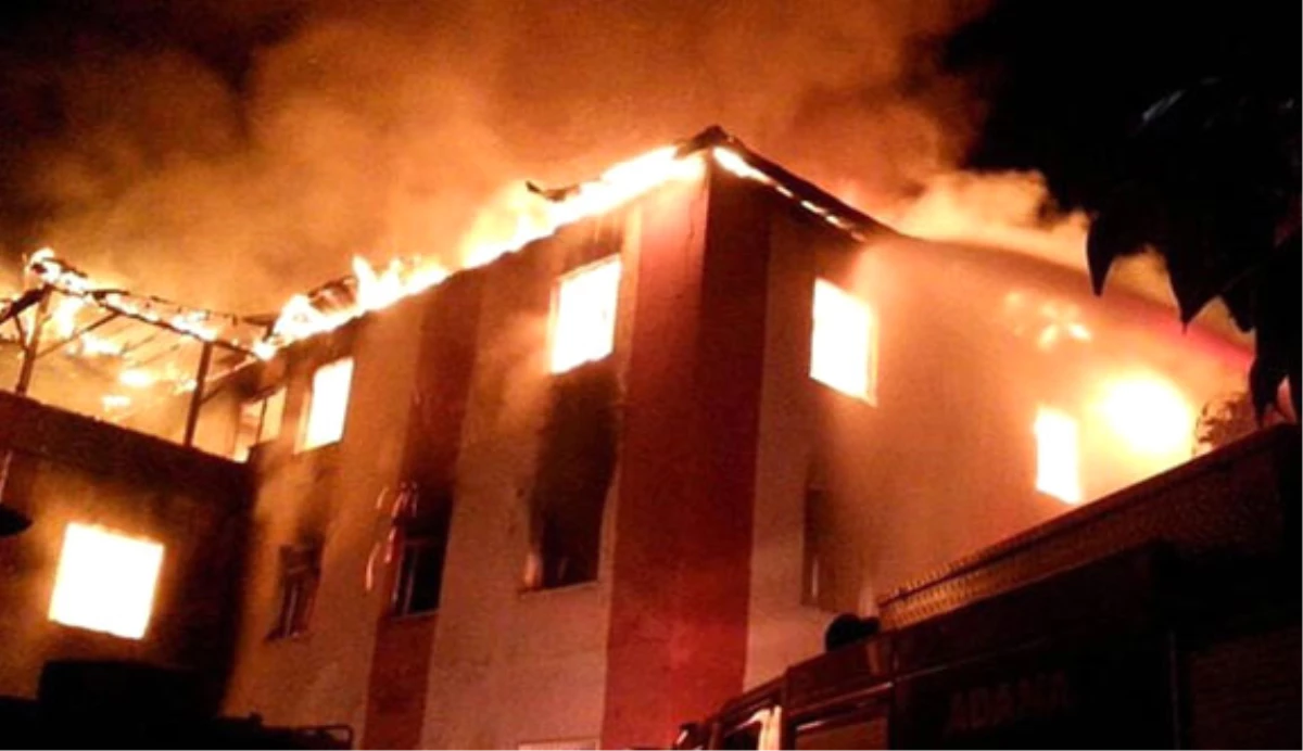 Yangından Kaçmak İsteyen Öğrenciler Pencereden Atladı