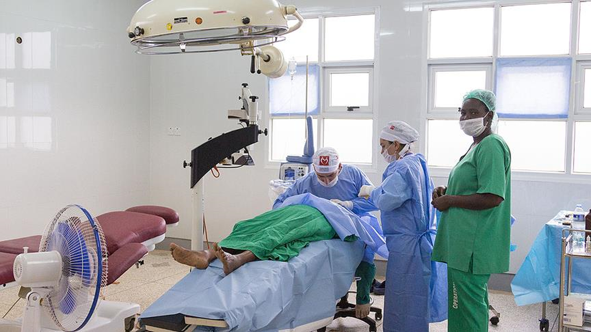 Yeryüzü Doktorları Uganda\'da Yüzlerce Hastaya Işık Oldu