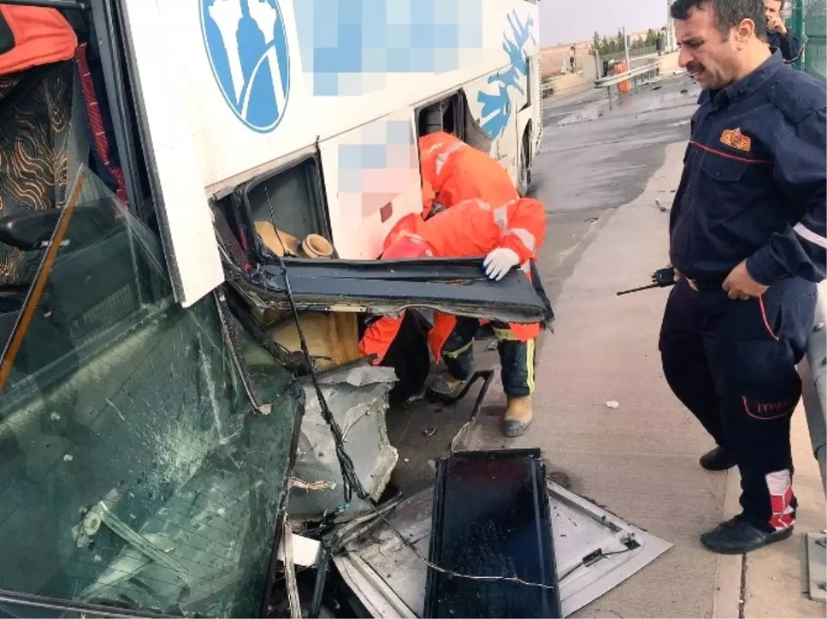 Yolcu Otobüsü Bariyerlere Çarptı: 5 Yaralı