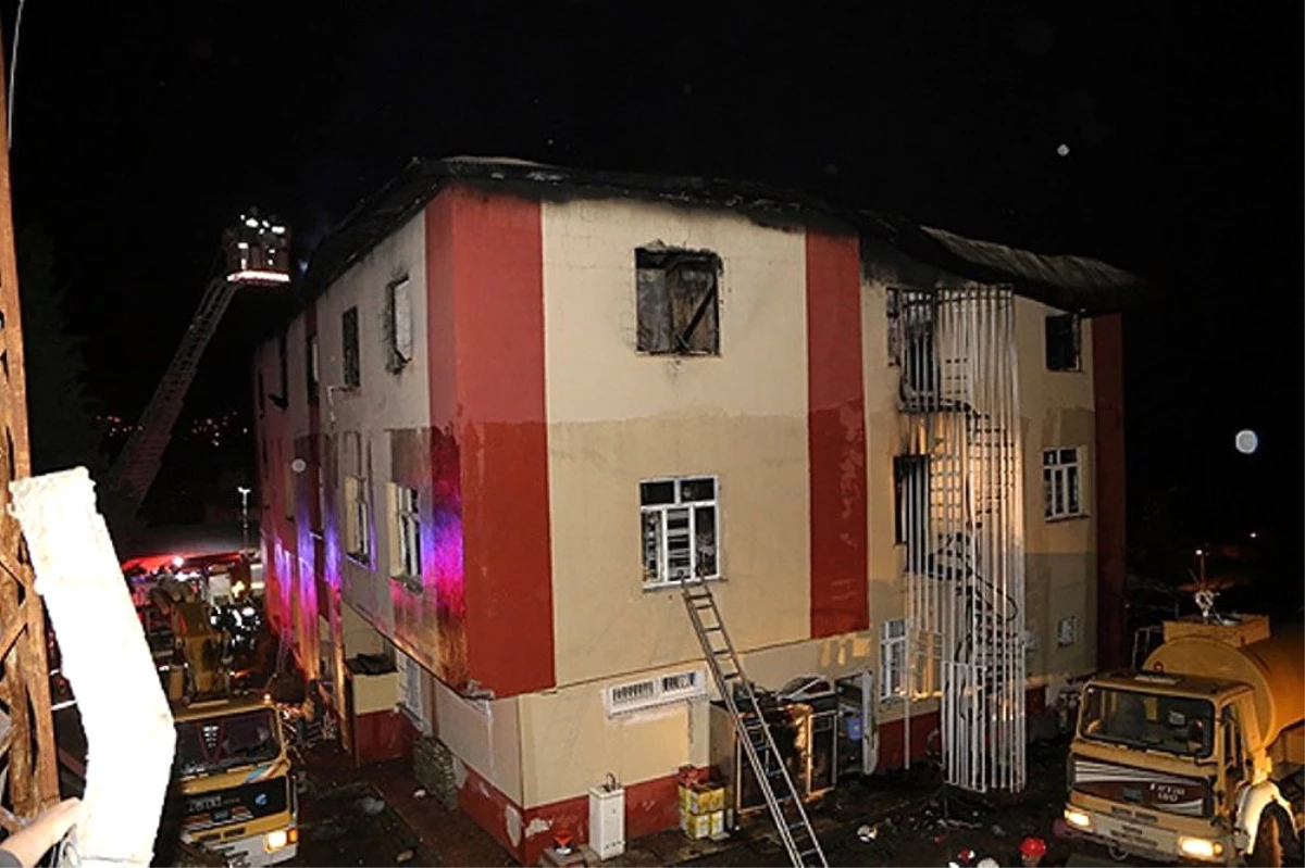 Adana\'da Kız Öğrenci Yurdunda Yangın: 12 Ölü, 22 Yaralı (10)