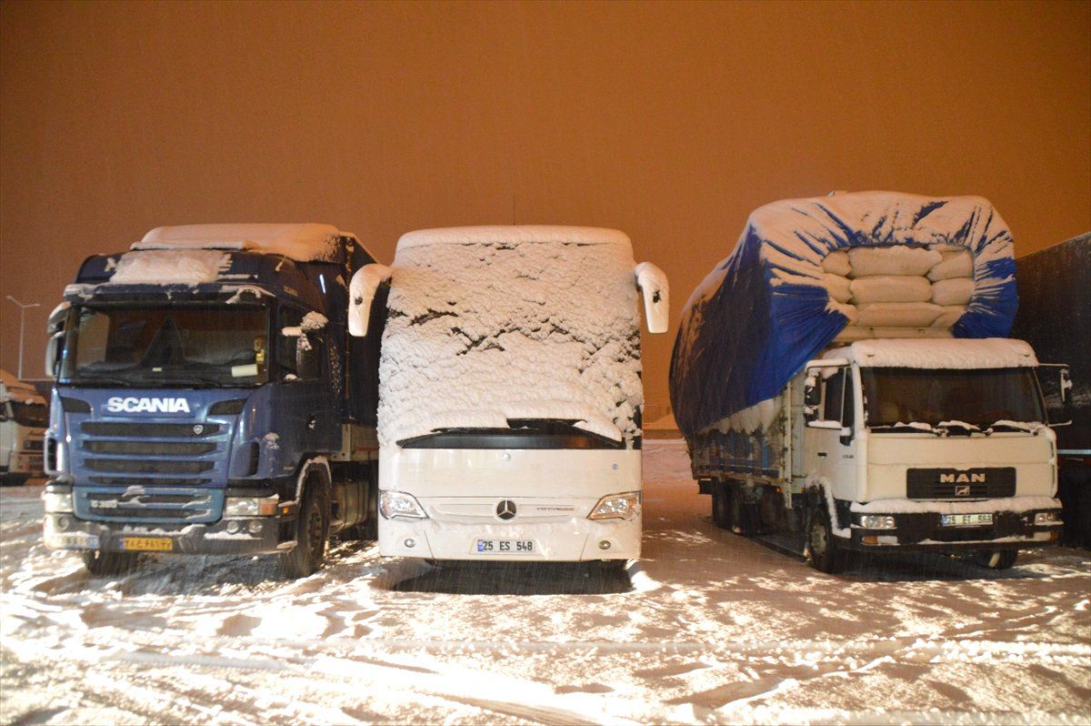 Ağrı\'da Kar ve Tipi Ulaşımı Aksattı