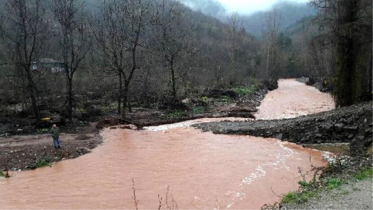 Bartın\'da Yağmur Dereleri Taşırdı, 5 Köy Yolu Ulaşıma Kapandı