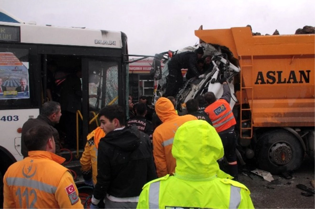 Başkentte Hafriyat Kamyonu İle Otobüs Çarpıştı: 11 Yaralı