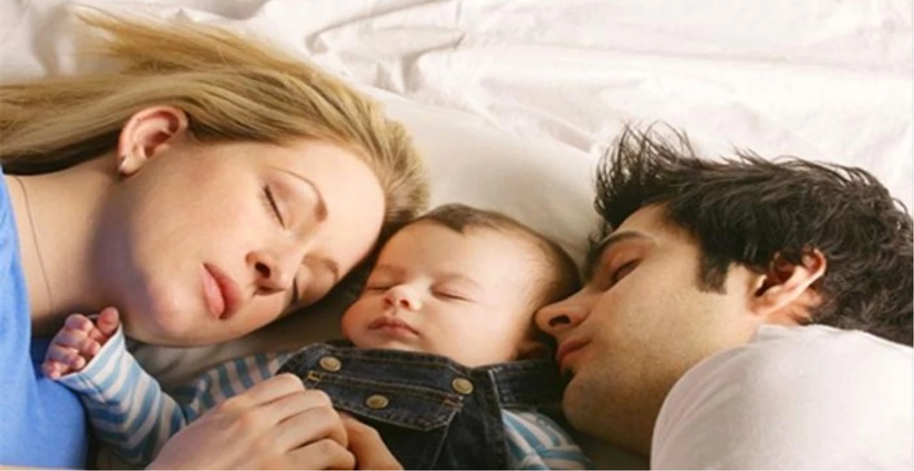 Bebeğin Anne Baba Yanında Uyuması Doğru mu ?