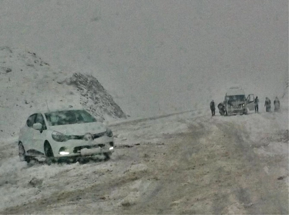 Bingöl\'e Kar Yağdı, Araçlar Yolda Kaldı