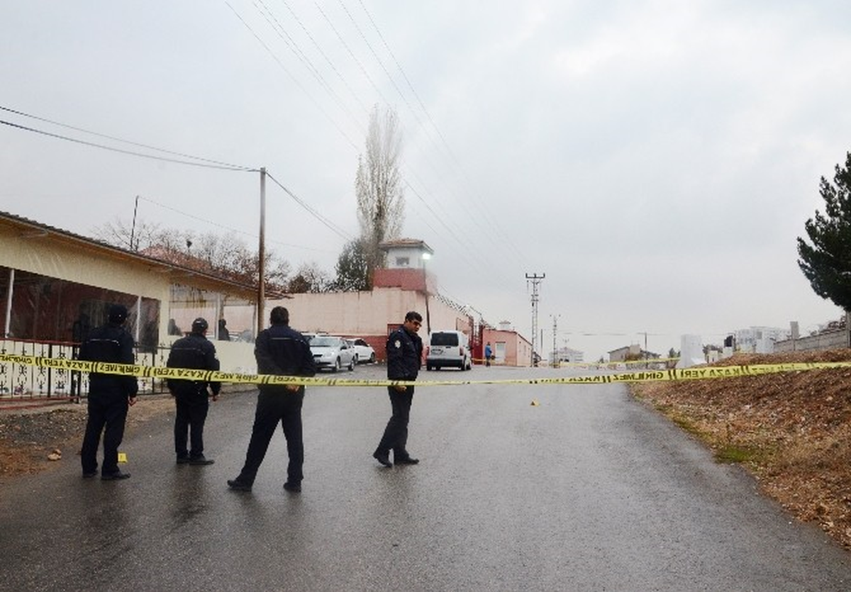 Cezaevi Önünde Silahlı Saldırı: 3 Yaralı