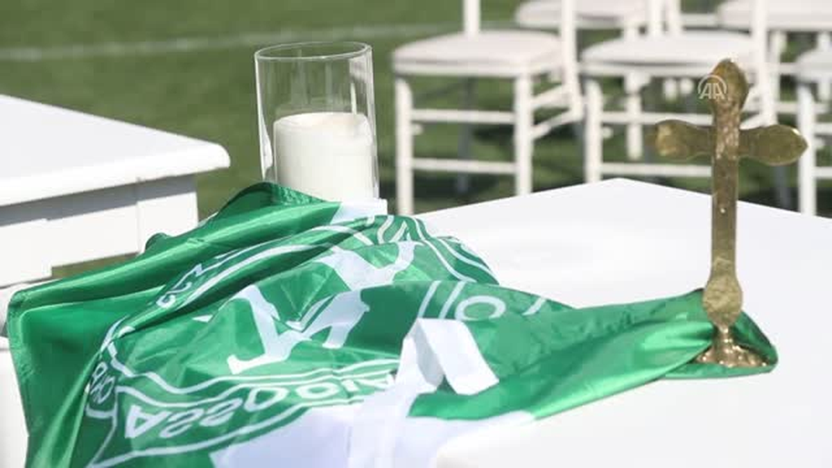 Chapcoense Fc Takımı Taraftarları Brezilya'nın Chapeco Kentinde Hayatını Kaybedenler Için Mum...