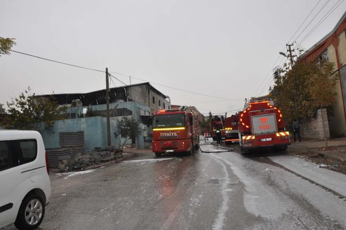 Gaziantep\'te, Oyuncak Fabrikasında Yangın Paniği