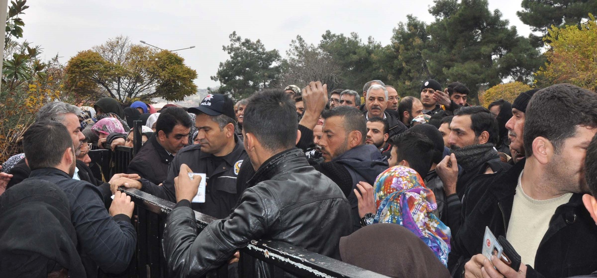 Gaziantep\'te Suriyelilerin Yardım İzdihamı