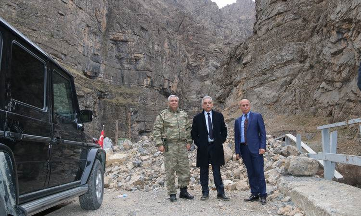 Hakkari Valisi Toprak Askerleri Ziyaret Etti