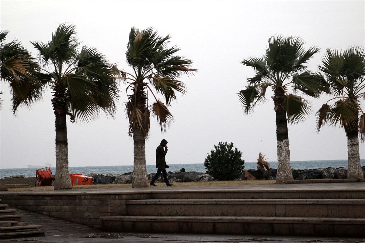 İskenderun\'da Sağanak ve Rüzgar