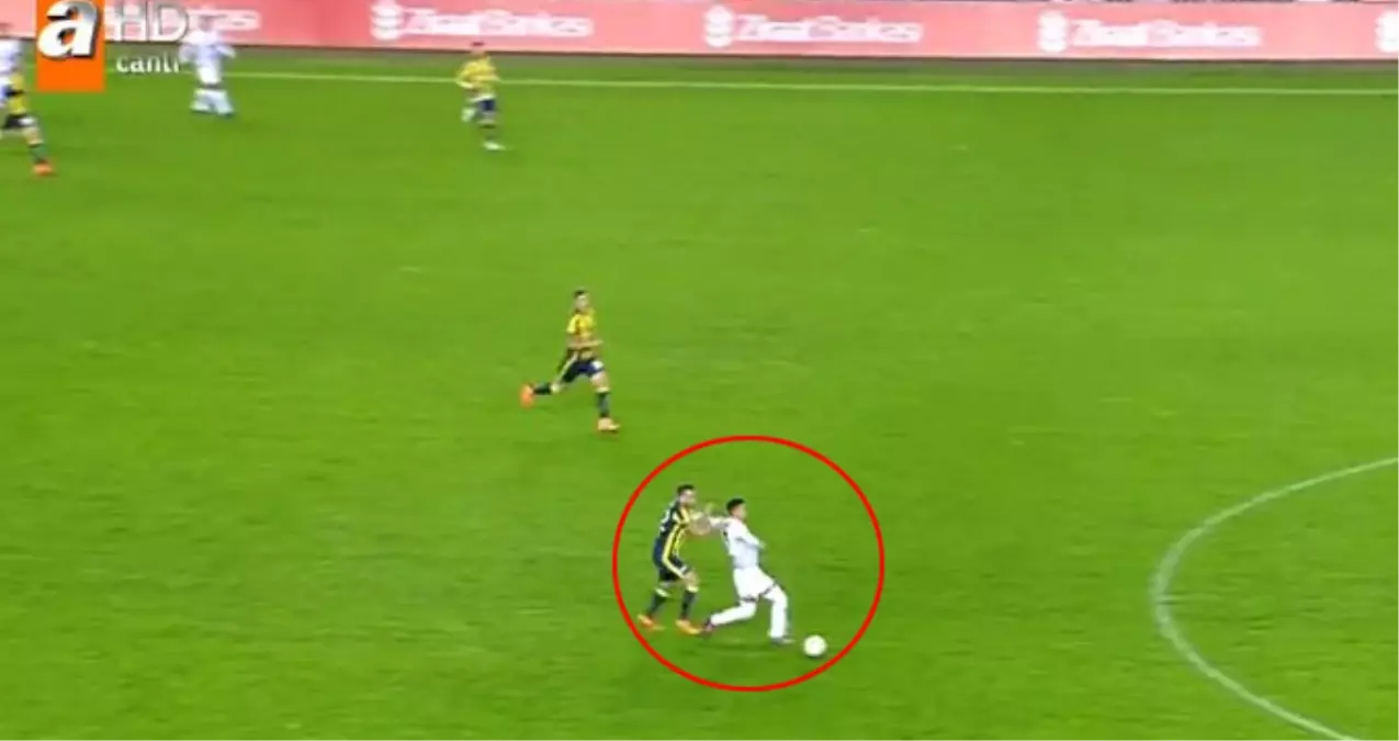 İsmail Köybaşı, Gole Giden Serdar'ı Düşürdü ve Kırmızı Kart Gördü