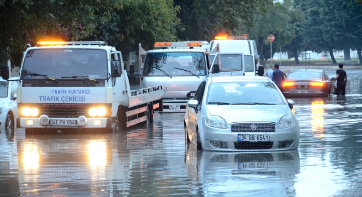 İstanbul\'da Sağanak Yağış Kazaları da Beraberinde Getirdi