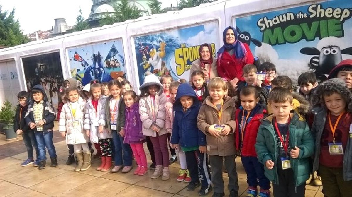 İzmit\'te Sinema Çocukların Ayağına Gidiyor