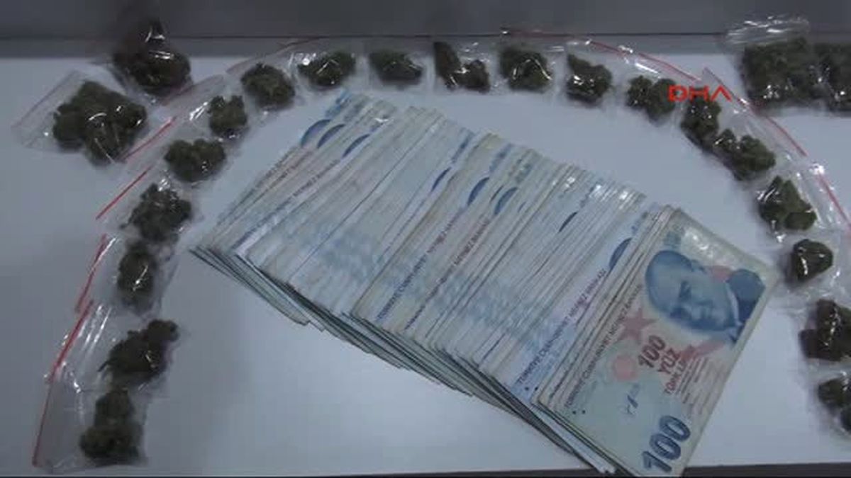 Kadıköy\'de Bir Otomobilde 1,5 Kilogram Uyuşturucu Ele Geçirildi