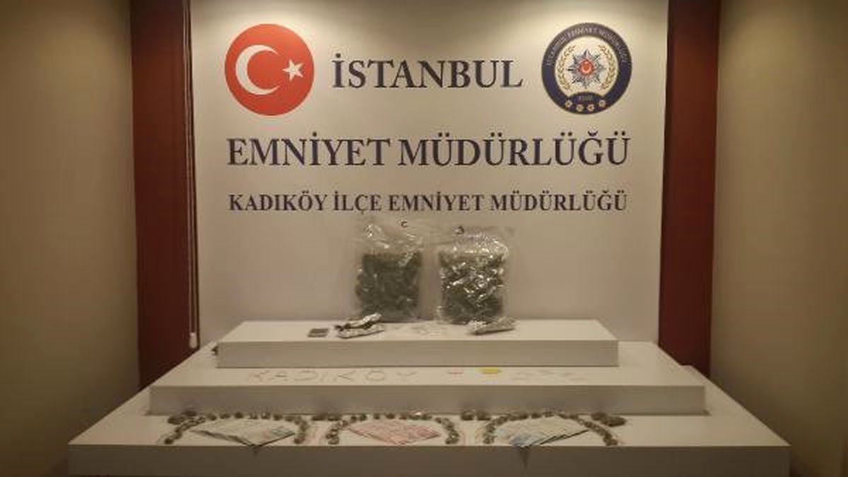 Kadıköy\'de Bir Otomobilde 1,5 Kilogram Uyuşturucu Ele Geçirildi