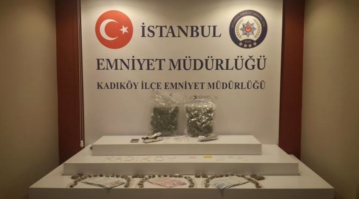 Kadıköy\'de Bir Otomobilde 1,5 Kilogram Uyuşturucu Ele Geçirildi