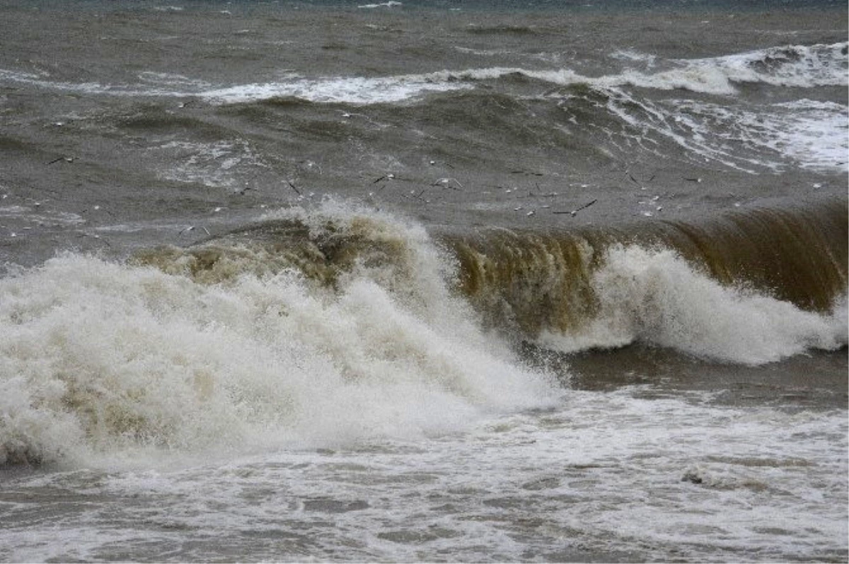 Karadeniz\'de Fırtına Çıktı Dalga Boyu 5 Metre Oldu