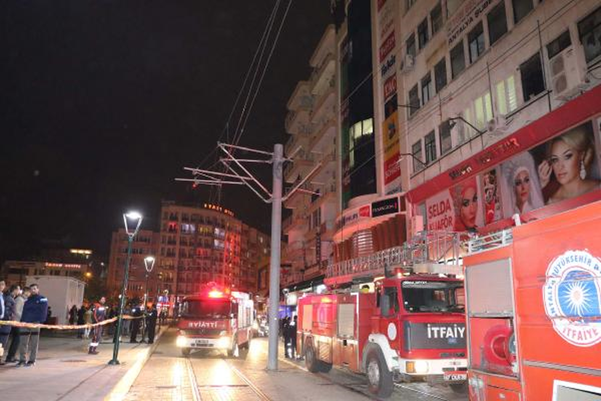 Mağazada Çıkan Yangında 3 Kişi Dumandan Etkilendi