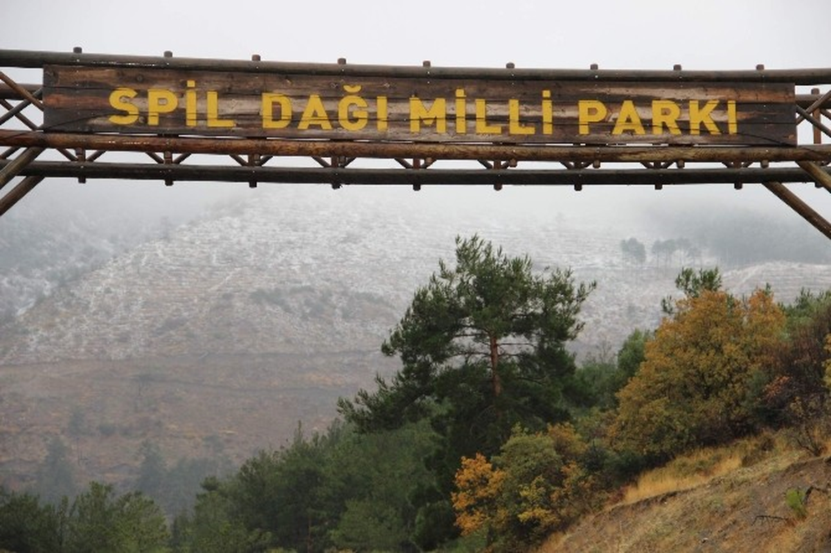 Manisa\'nın Spil Dağı\'na Mevsimin İlk Karı Düştü