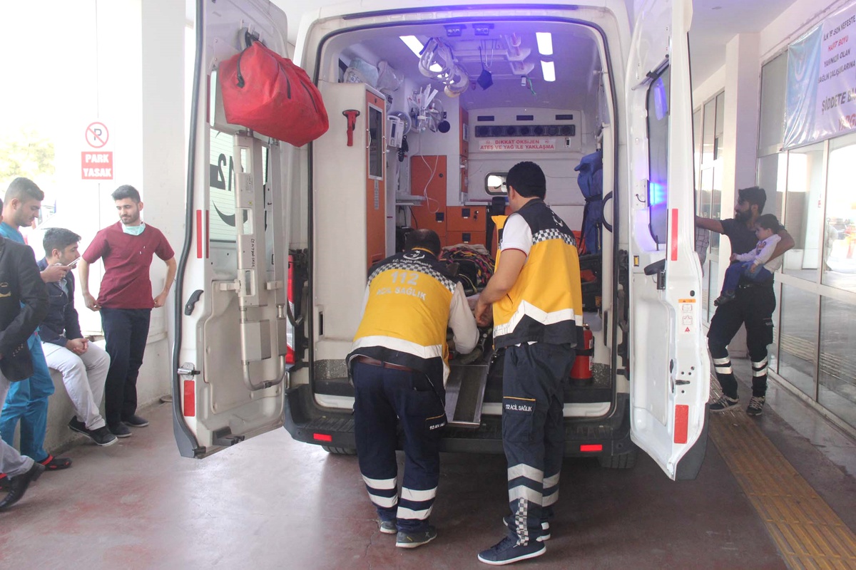Şanlıurfa\'da 2 Otomobil Çarpıştı: 4 Yaralı
