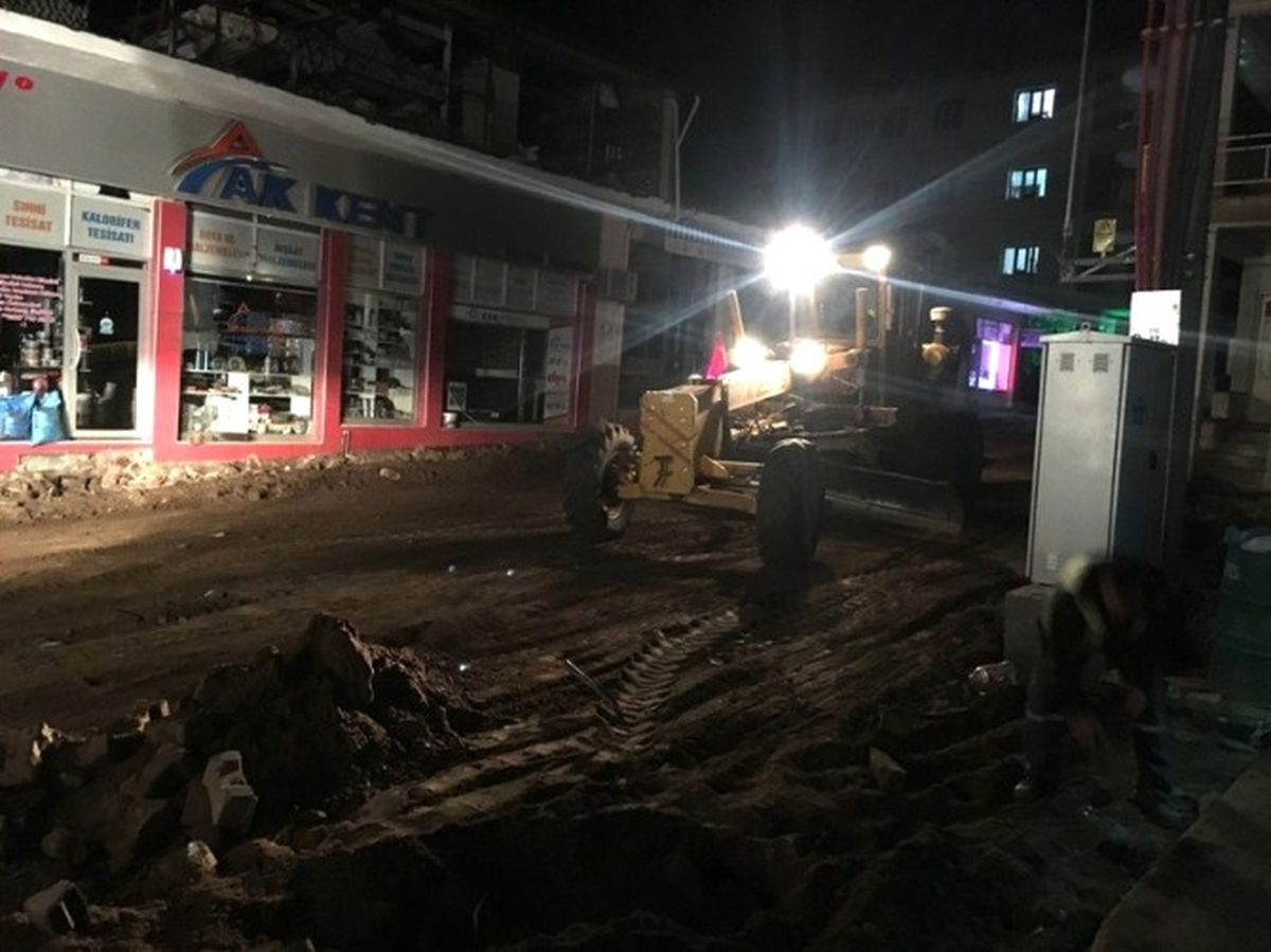 Sarıgöl\'de Gece Gündüz Çalışmalar Sürüyor