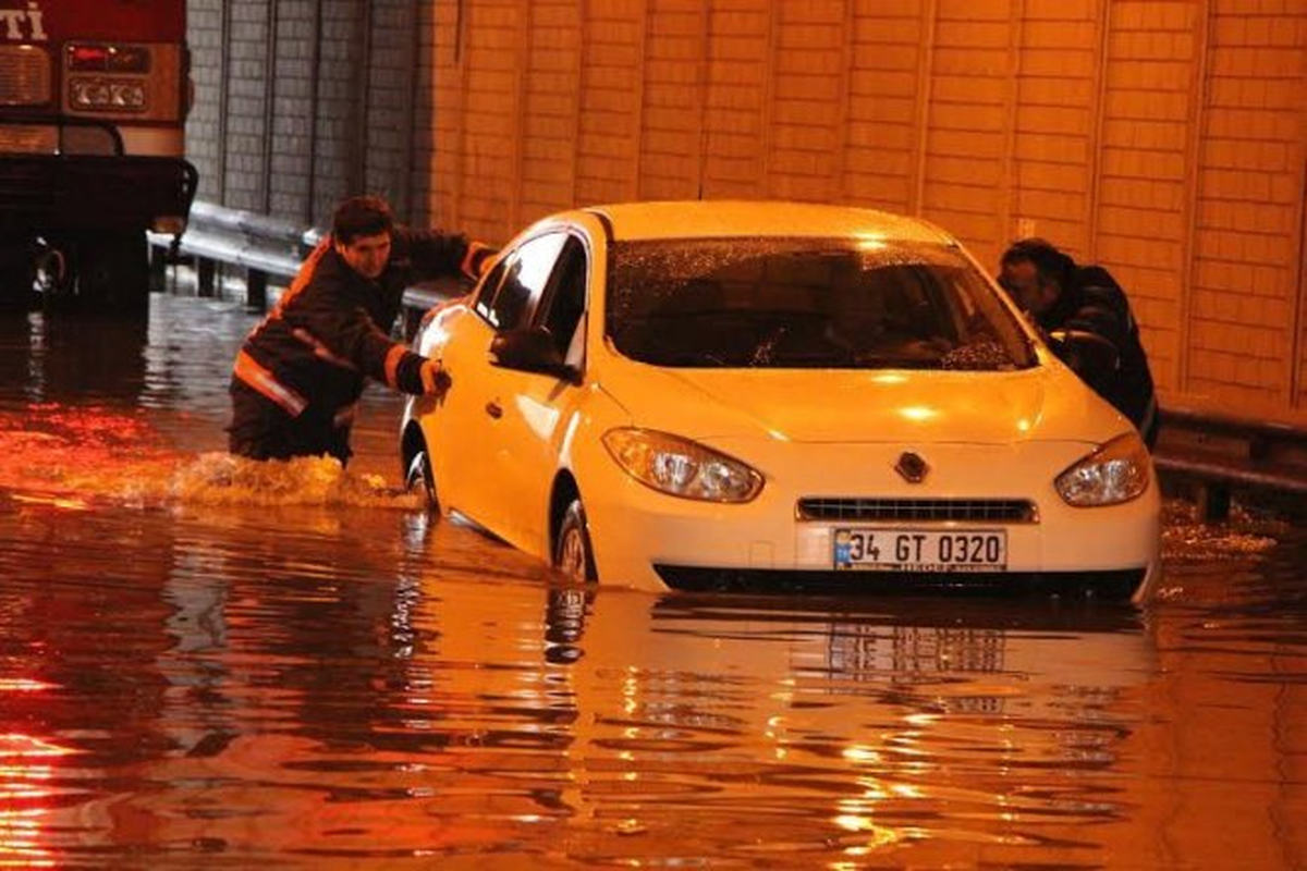 Suyla Dolan Alt Geçitte Mahsur Kaldı