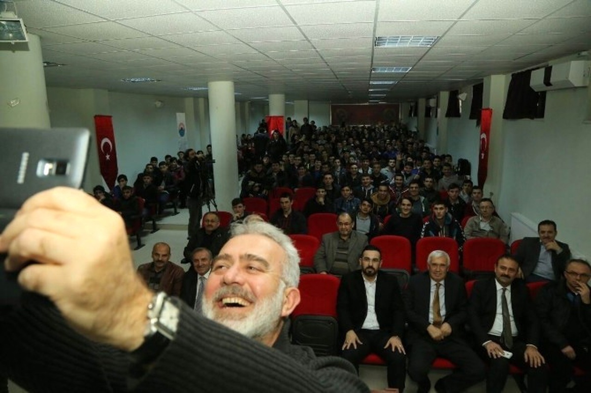 Yenişehirlioğlu: "Gençlerin Zihinlerine Darbe Yapıyorlar"