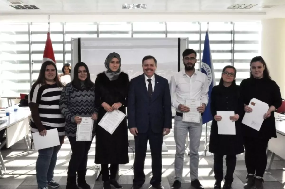 Yök, Uşak Üniversiteli Öğrencilere Başarı Belgesini Verdi