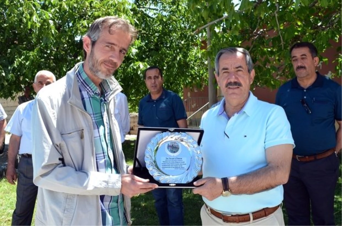 Adilcevaz Belediye Başkanı Gürsoy\'a Plaket