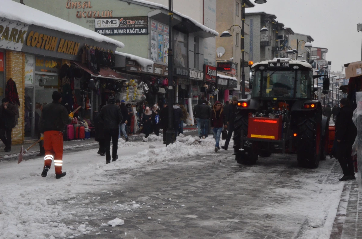 Ağrı Belediyesi kar temizle çalışmasına devam ediyor