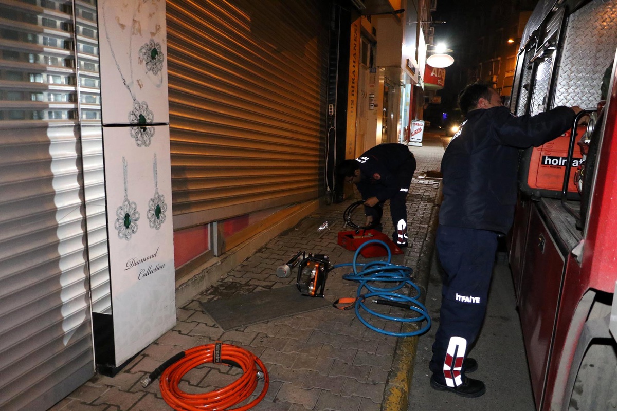 Alkol Aldıkları Birahanede Kilitli Kaldılar