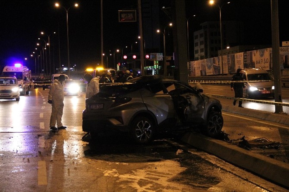 Avcılar\'da Direğe Çarpan Otomobil Alev Aldı