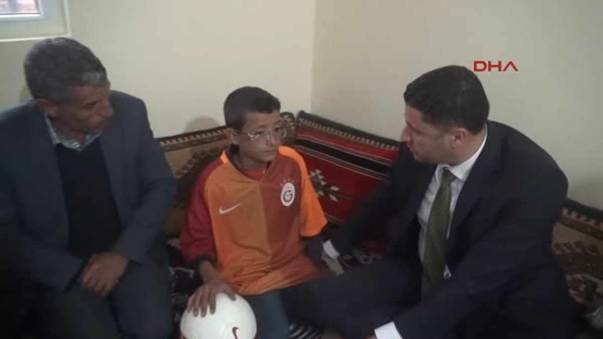 Bakan Kılıç\'tan, Aıds\'li Çocuğa Galatasaray Forması