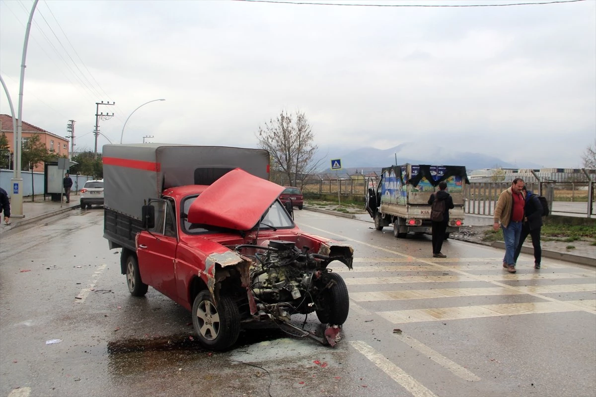 Başiskele\'de Trafik Kazası: 2 Yaralı