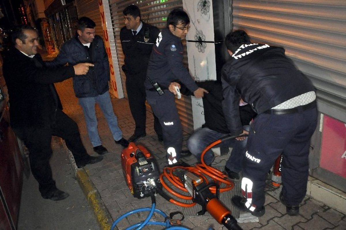 Birahanede Mahsur Kalan 3 Arkadaşın Yardımına İtfaiye Yetişti