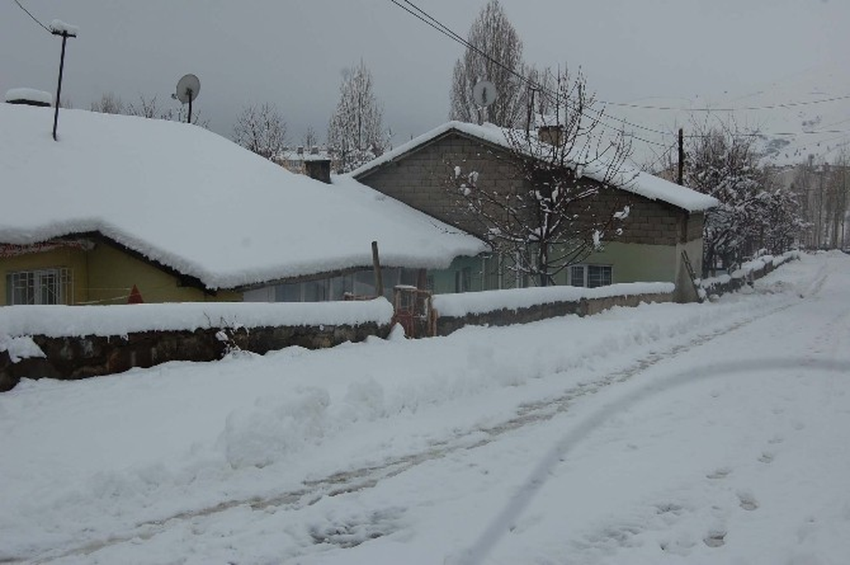 Bitlis\'te Yarım Metreye Kar Yağdı
