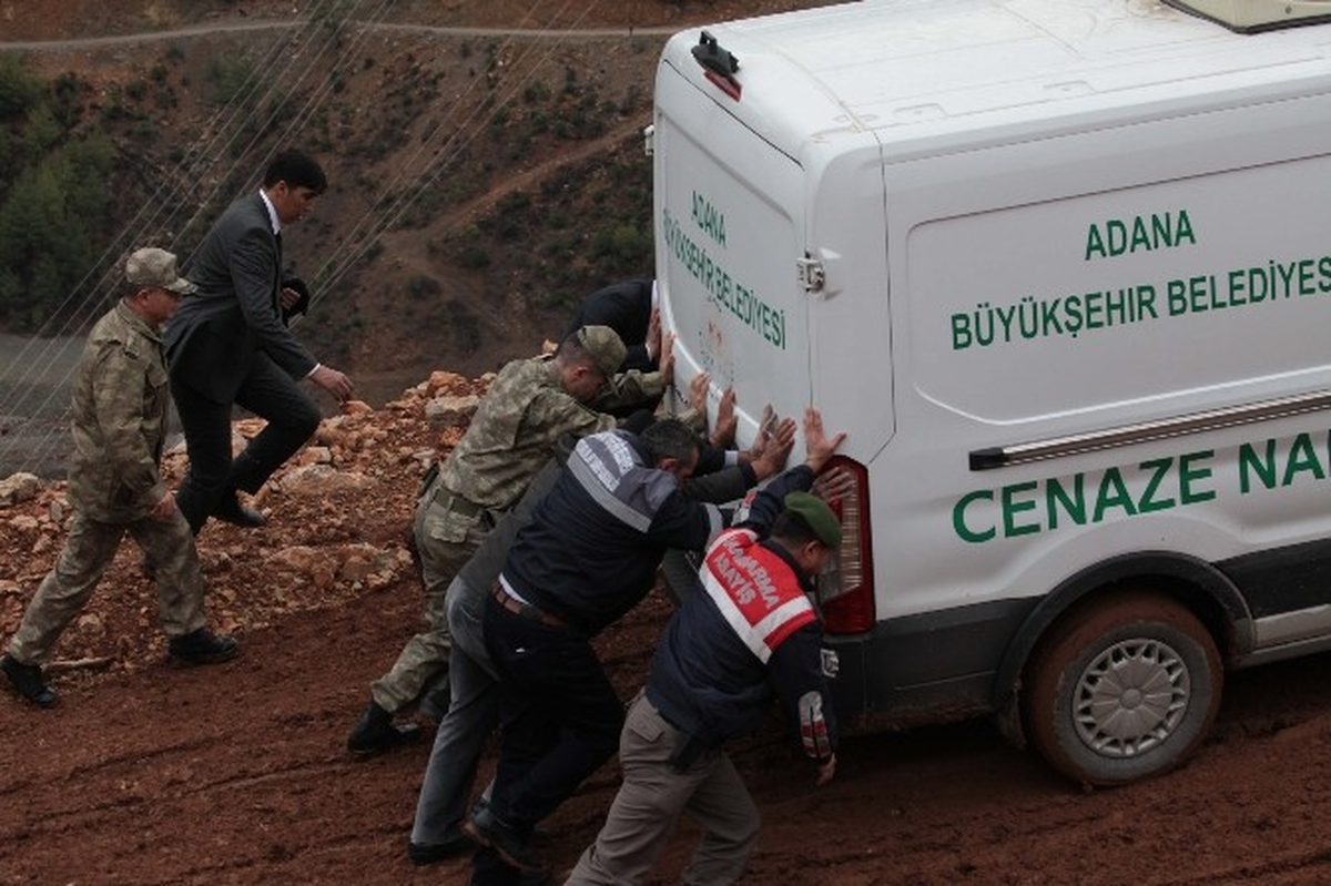 Cenazeleri de Yolda Kaldı