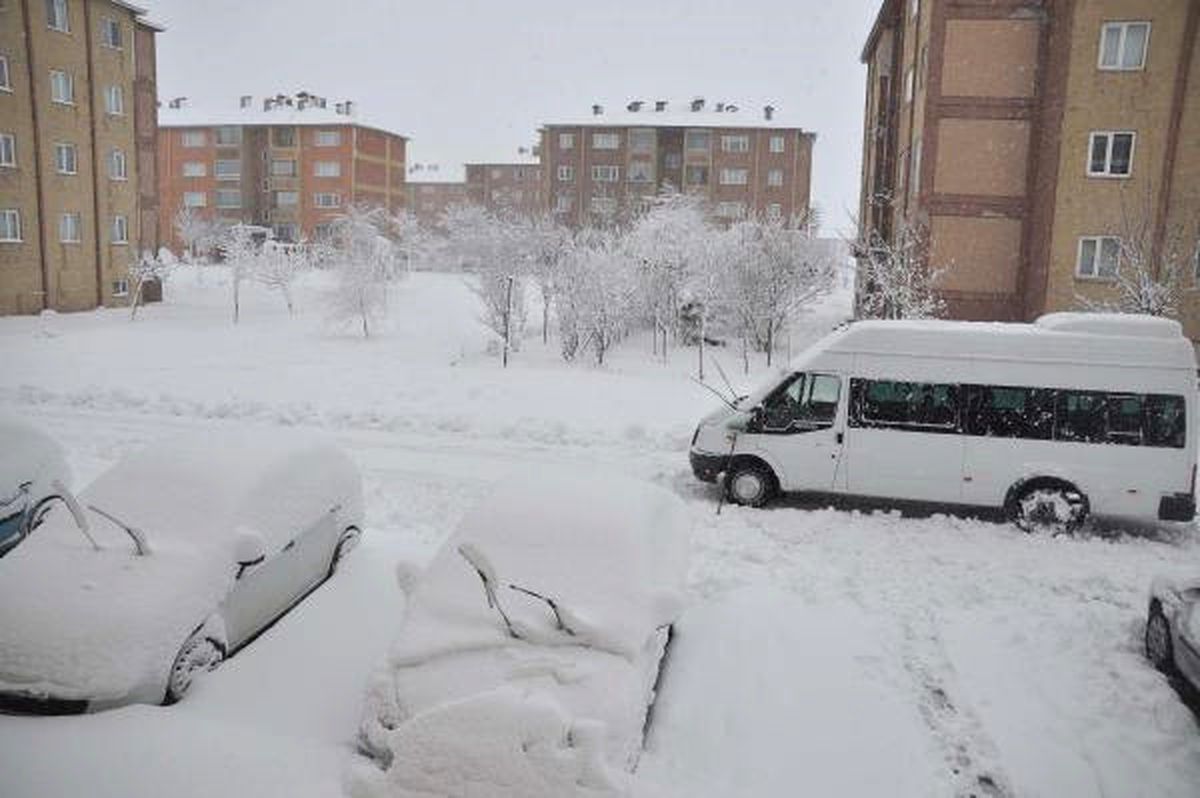 Doğu\'da Kar Köy Yollarını Kapattı