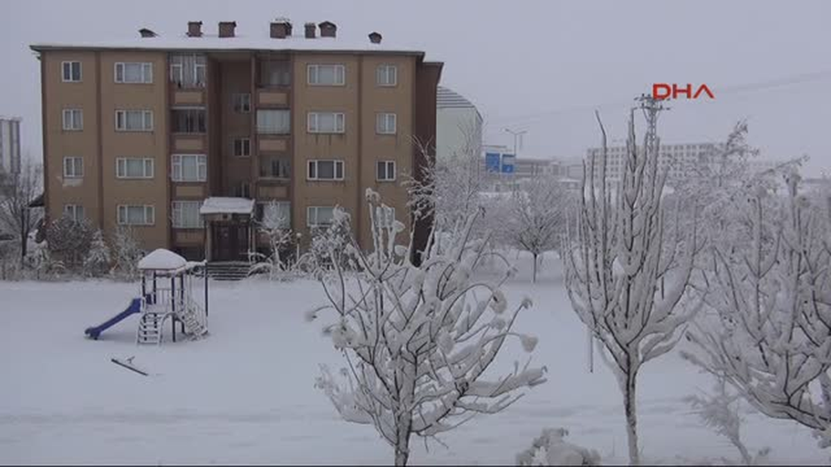Doğu\'da Kar Köy Yollarını Kapattı