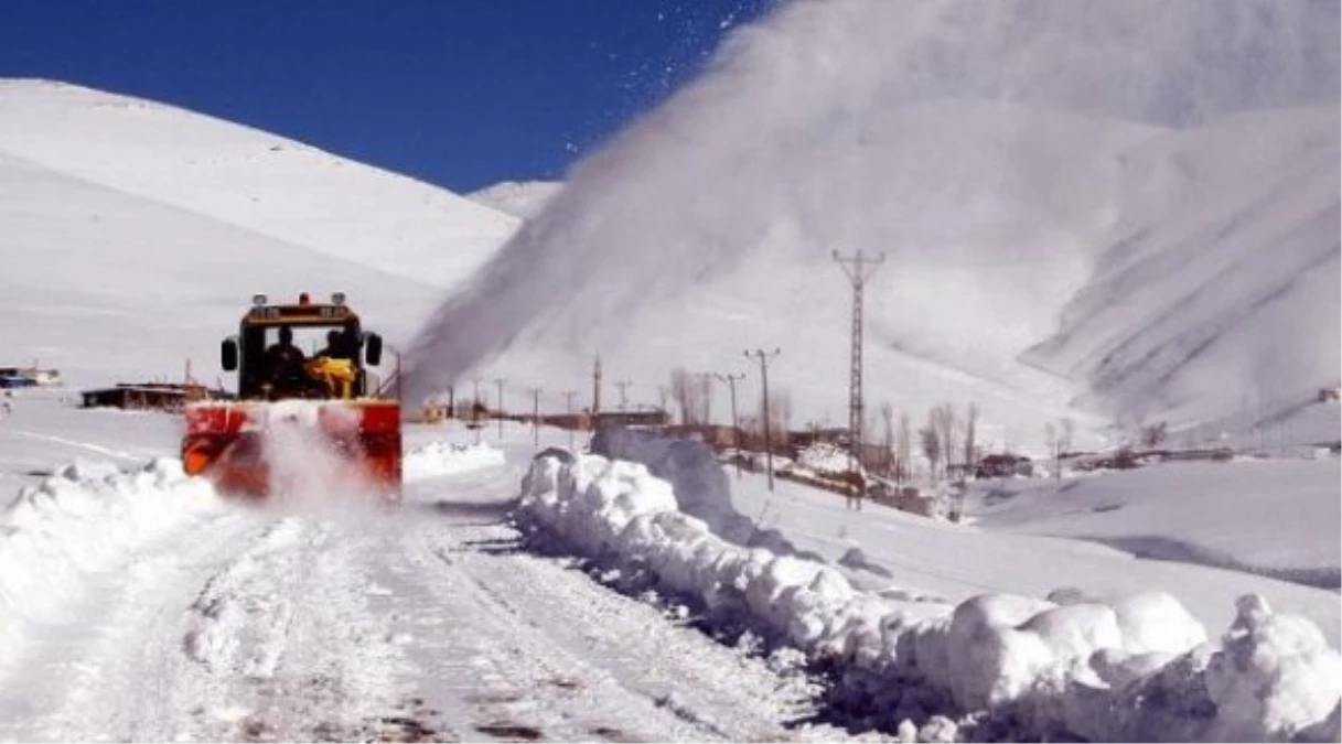 Doğu\'da Kar Köy Yollarını Kapattı