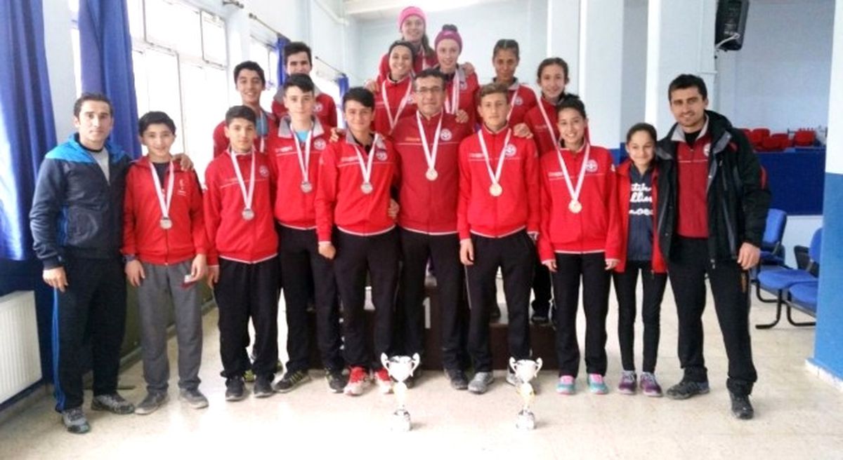 Gediz Selçuklu Mesleki ve Teknik Anadolu Lisesi Kız Kros Takımı İl Birincisi