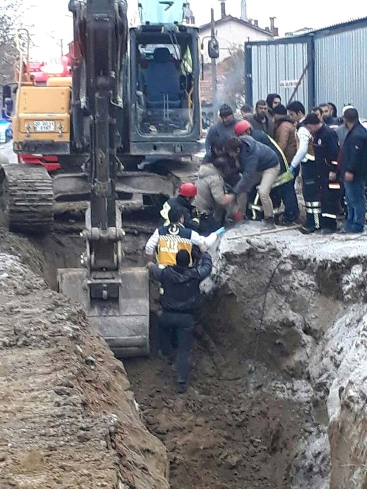 Göçük Altındaki 2 İşçiyi İtfaiye Kurtardı